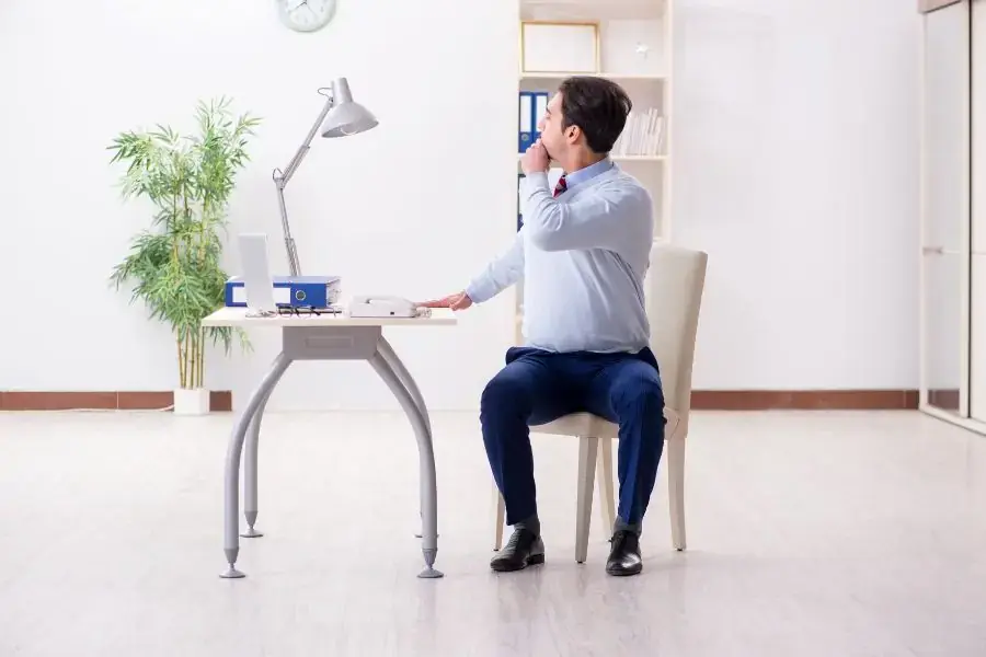 Bài tập ngồi vặn bụng đơn giản tại văn phòng