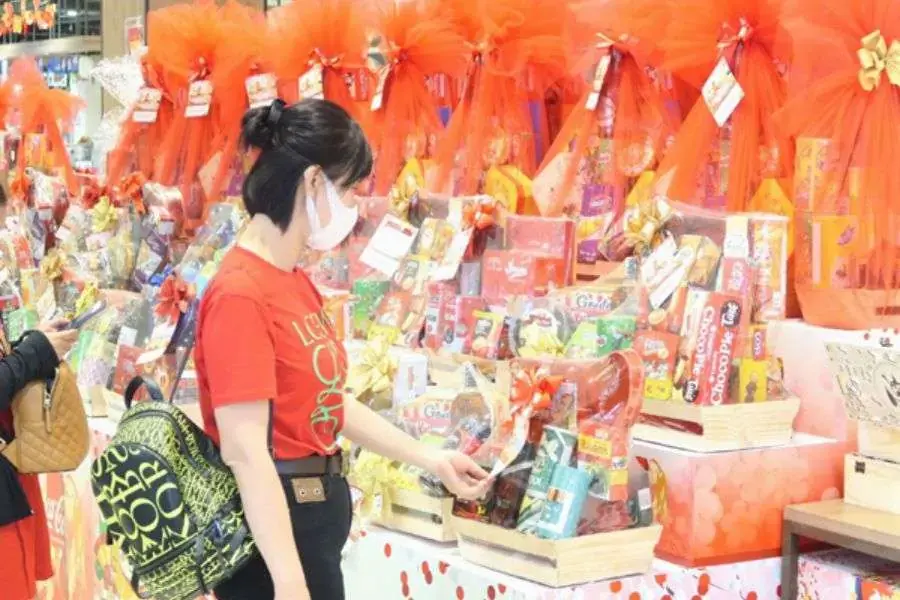 Mua các vật dụng cụ cần thiết cho dịp Tết.