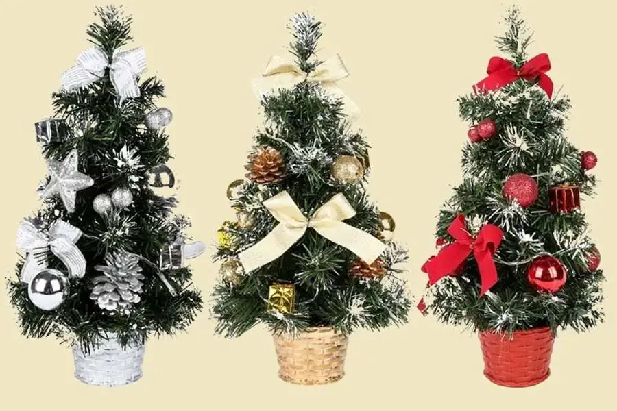 Cây thông để bàn sẽ có kích thước nhỏ nên trang trí cũng sẽ đơn giản hơn.