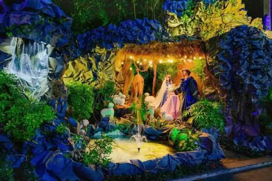 Mẫu Hang Đá Giáng Sinh được trang trí rất bắt mắt và cầu kỳ.