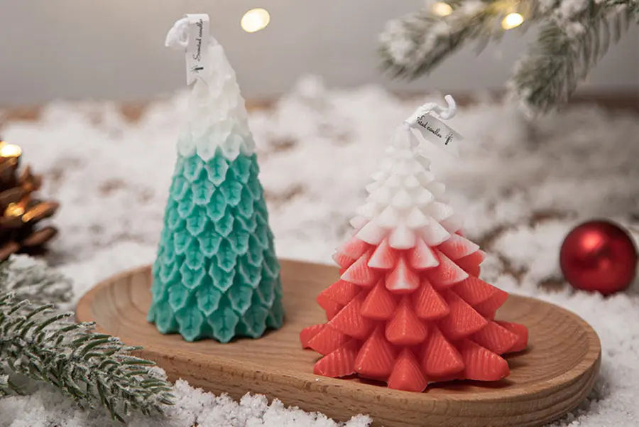 Bạn cũng có thể chọn mua nến hình cây thông để đêm Noel thêm phần ấm áp.
