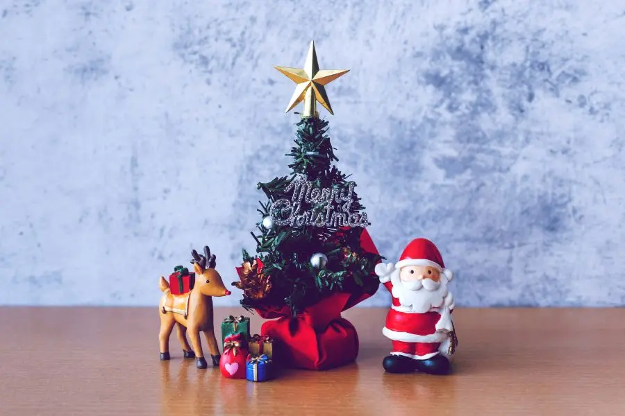 Cây thông Noel mini thích hợp để trang trí và tạo điểm nhấn cho bàn làm việc.