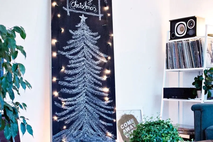 Trang trí cây thông Noel bằng phấn cùng đèn led.