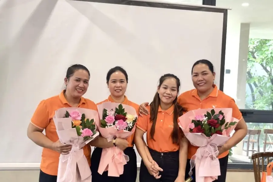 Chị Minh Anh cùng các đồng đội Ong Cam thân thiết tại sự kiện.
