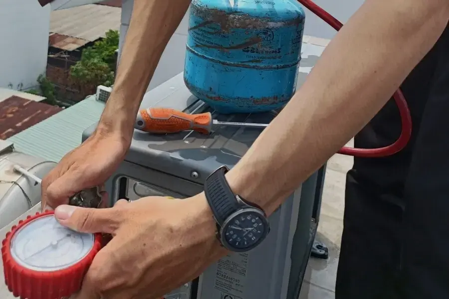 Kiểm tra và nạp gas máy lạnh cũng rất quan trọng.