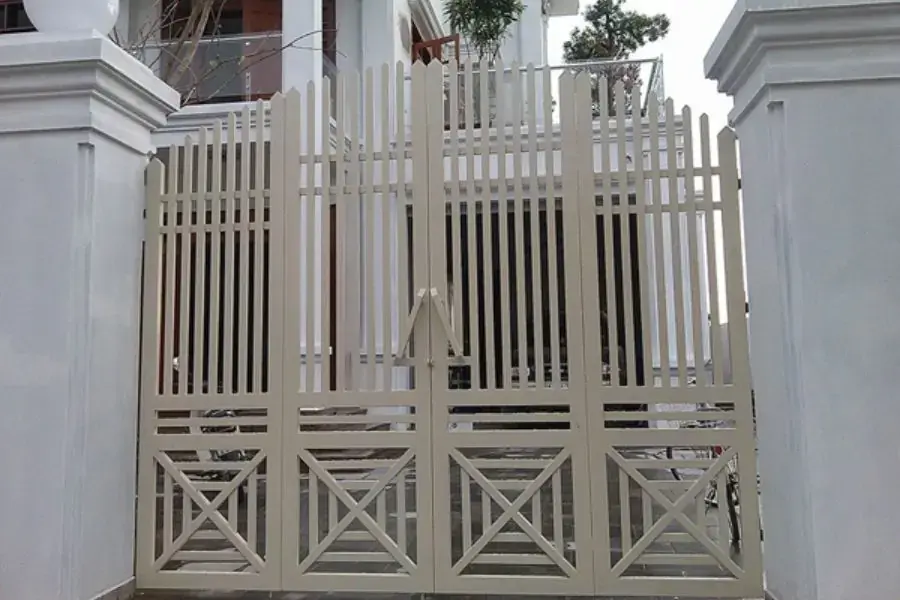 Kích thước cổng của nhà 4 cánh cần được đảm bảo phù hợp với các phương tiện qua lại