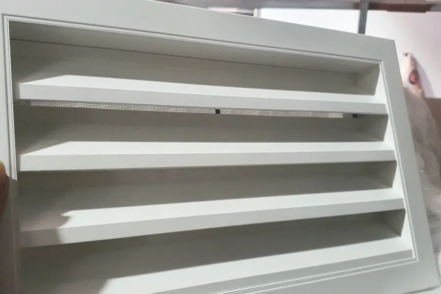 Miệng gió Louver hạn chế côn trùng và nước mưa xâm nhập vào bên trong.