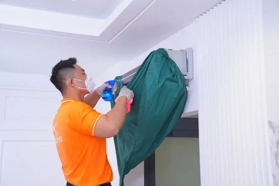 Thực hiện vệ sinh máy lạnh bằng dụng cụ chuyên dụng.