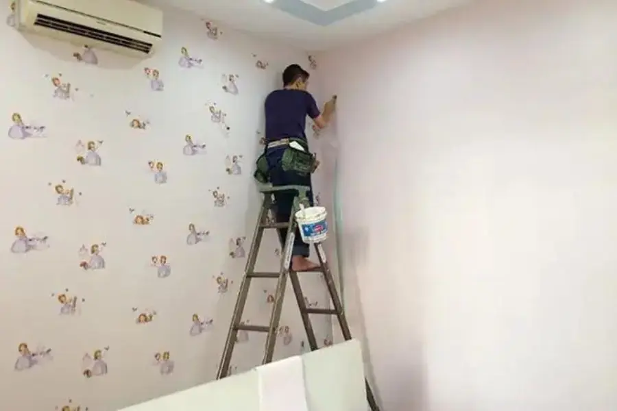 Loại giấy không có keo cần phải quét keo rồi mới dán