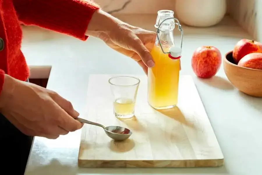 Hỗn hợp giấm và nước là một cách lau gương sạch phổ biến