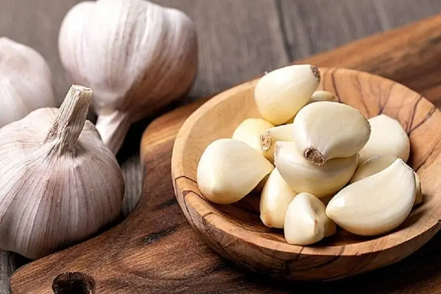 Tỏi chứa Allicin giúp tiêu diệt mụn cóc hiệu quả.