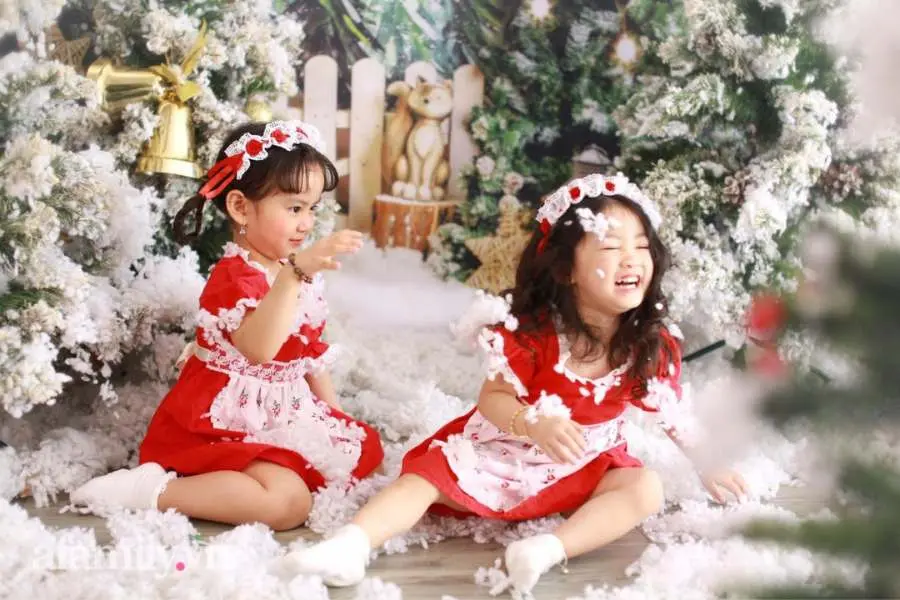 Không khí lễ hội tràn ngập khi bé thỏa thích nô đùa bên cây thông và đèn nháy.
