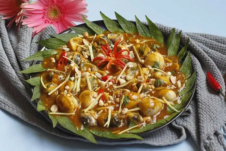 Trứng vịt lộn/cút lộn xào me - Món ăn vặt chấm cùng bánh mì ngon chuẩn vị.