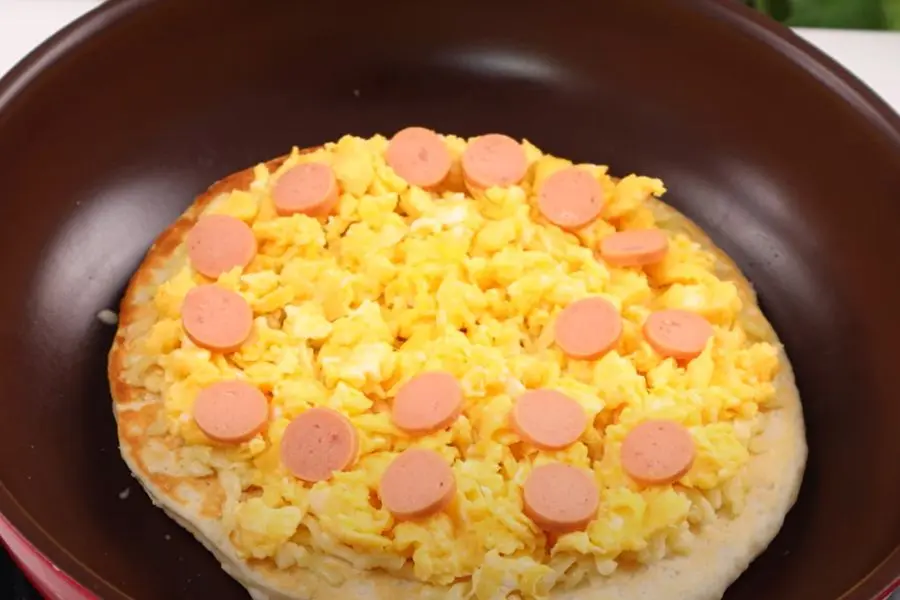 Có thể thêm chút tương ớt hoặc mayonnaise để bánh pizza thêm phần hấp dẫn hơn.