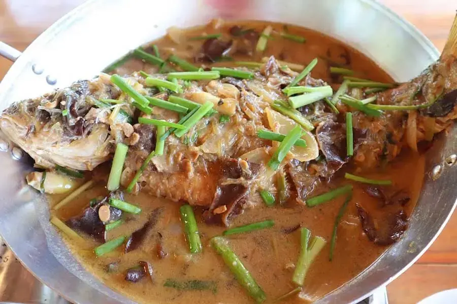 Tương hột có hương vị rất riêng, thơm mùi đậu nành, mặn ngọt đan xen giúp món ăn thêm phần độc đáo