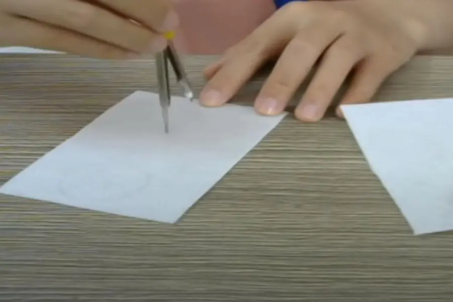 Dùng compa để phác thảo hình dáng người tuyết như mong muốn lên vải nỉ.