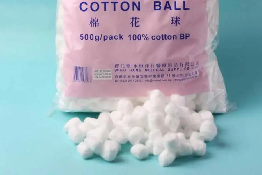 Dùng bông thấm nước chà lên các mảng bám đối với ly mỏng, nhẹ (Nguồn: Alibaba)