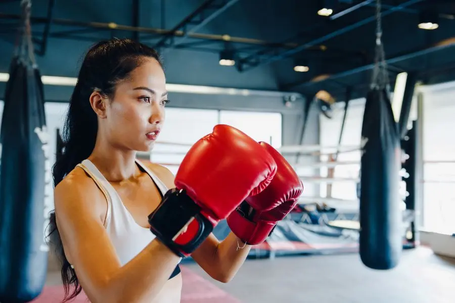 Bài tập boxing né tránh kết hợp với nhảy dây.