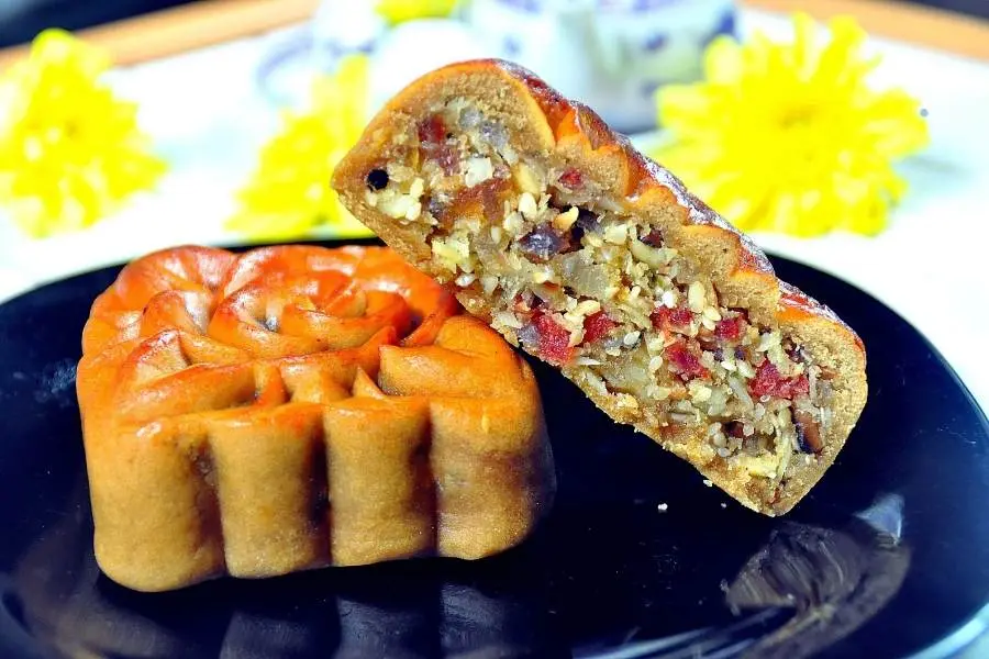 Bánh trung thu nhân thập cẩm thịt gà thơm ngon, hấp dẫn.