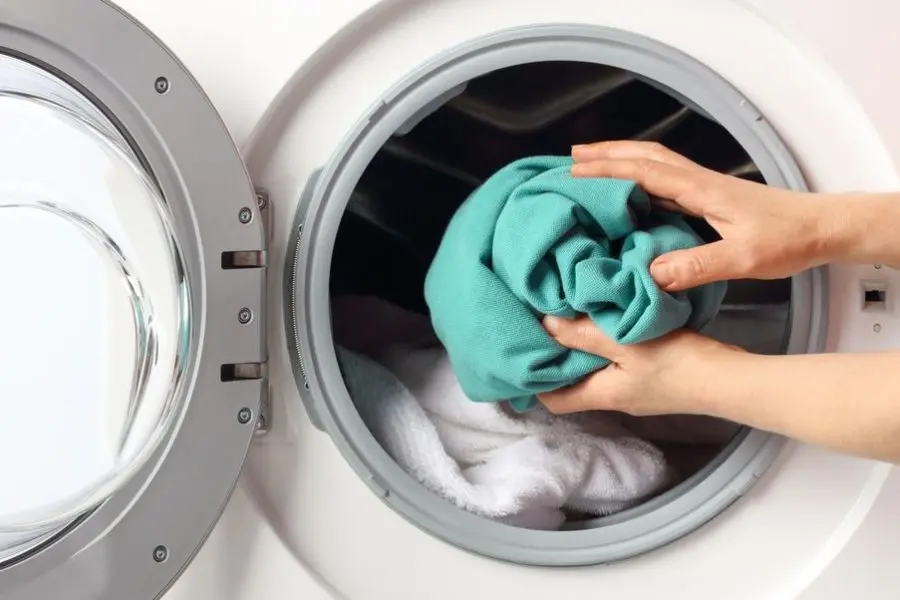 Phân loại quần áo trước khi cho vào lồng giặt.
