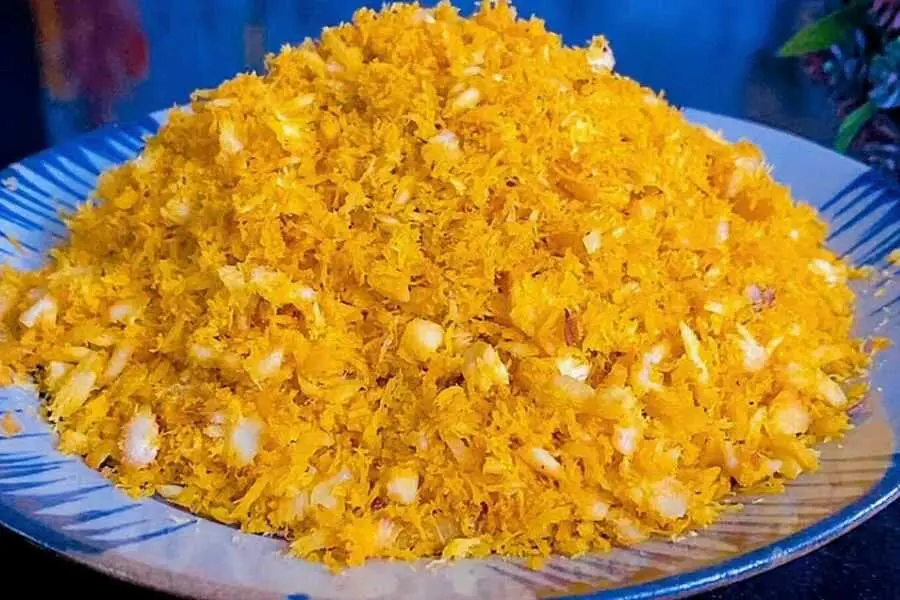 Chà bông (ruốc) cá thu có màu vàng đẹp mắt.