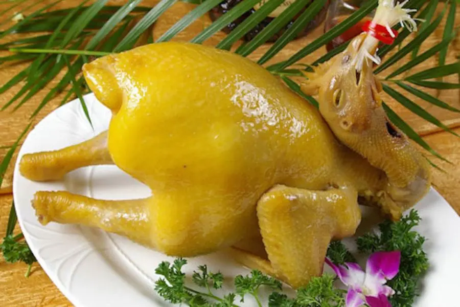 Gà luộc là một món truyền thống nhất định hiện diện trên mâm cỗ ở miền Trung.