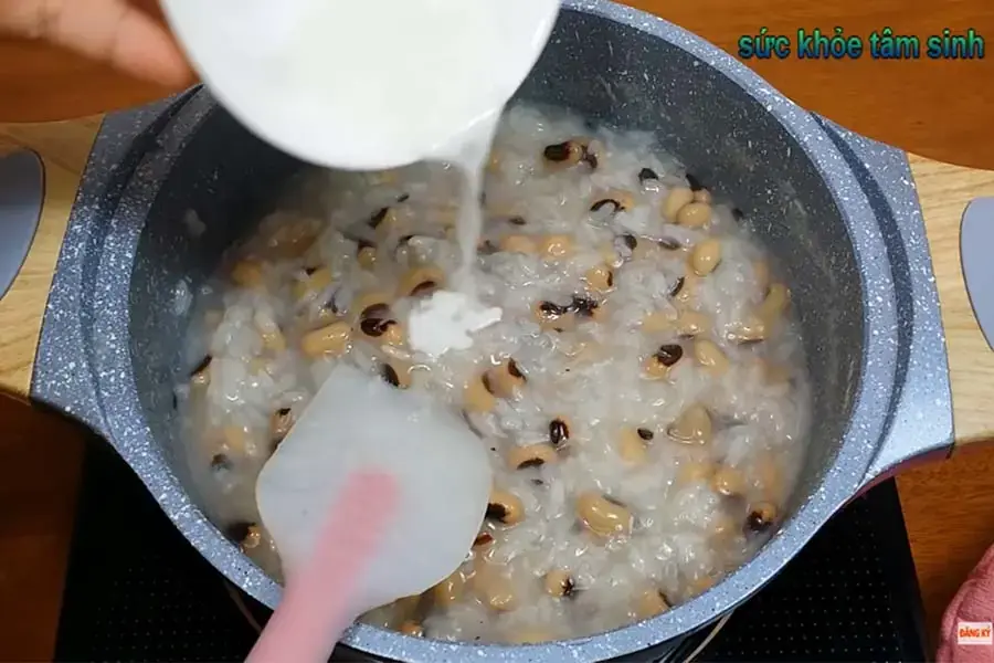 Cho bột năng vào chè
