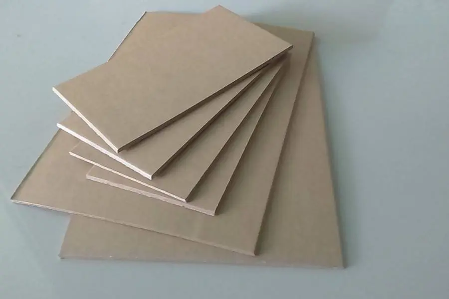 Chuẩn bị vật liệu để làm ngôi nhà Giáng Sinh bằng giấy carton đơn giản.
