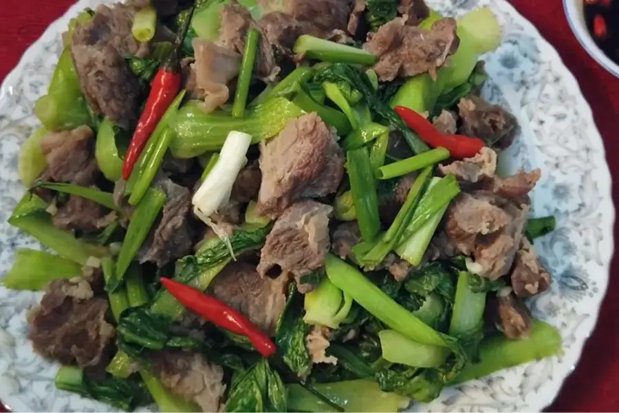 Thịt bò xào rau cải là món ăn thích hợp để bổ sung dinh dưỡng cho cơ thể