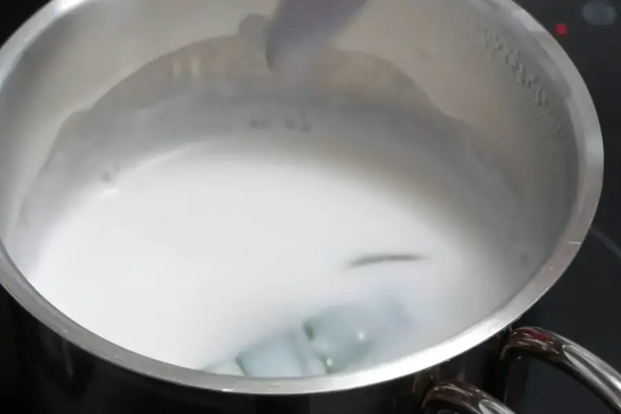 Nấu nước cốt dừa