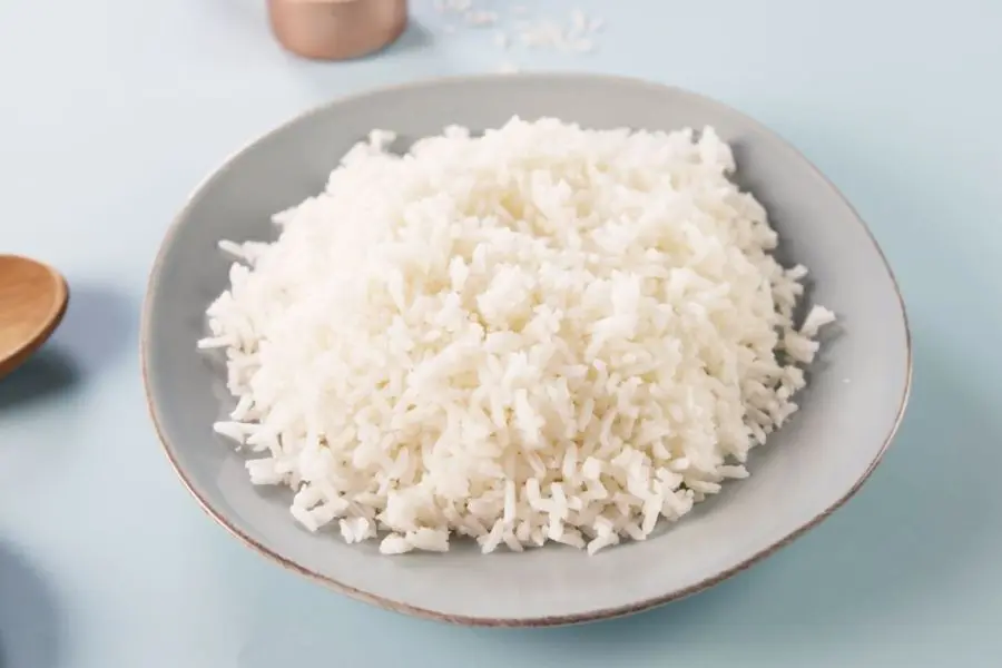 Nên ủ cơm ở chế độ giữ ấm từ 5 đến 10 phút để cơm chín đều