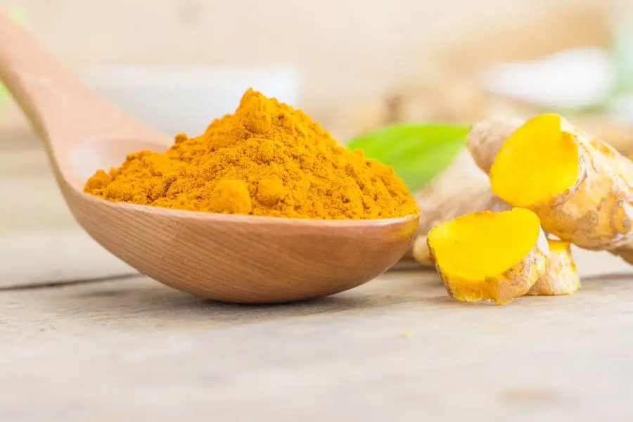 Cách làm trắng da mặt tự nhiên không bắt nắng bằng tinh bột nghệ.