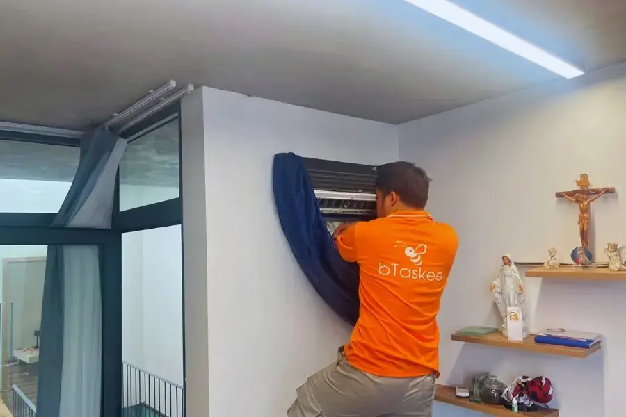 Chi phí vệ sinh điều hòa treo tường thường tiết kiệm hơn thiết bị âm trần
