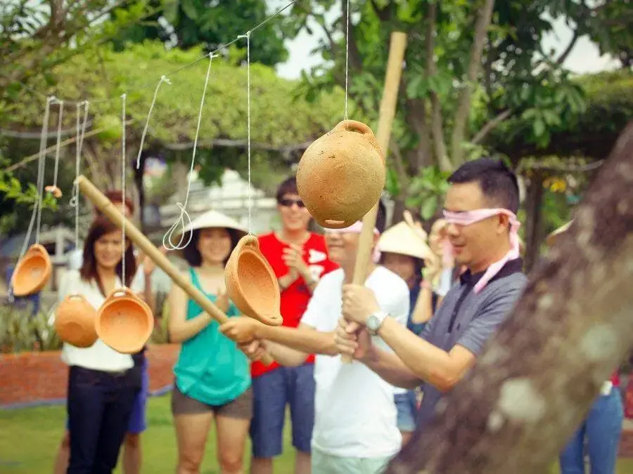 Đập niêu đất là một trong các trò chơi vào ngày Tết siêu thú vị và sôi nổi ở Việt Nam.