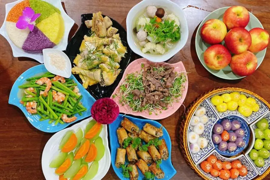 Mâm cúng gia tiên miền Nam với đa dạng các món ăn khác nhau.