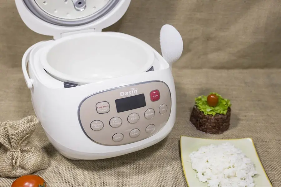 vệ sinh sạch thân ngoài và mâm phát nhiệt của nồi cơm điện