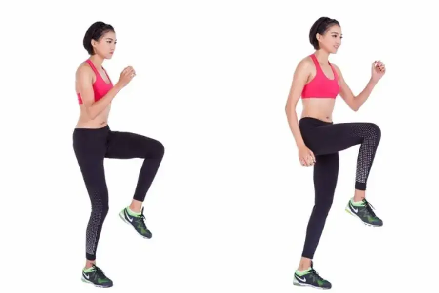 Trong quá trình thực hiện tay sẽ vung lên ngang ngực