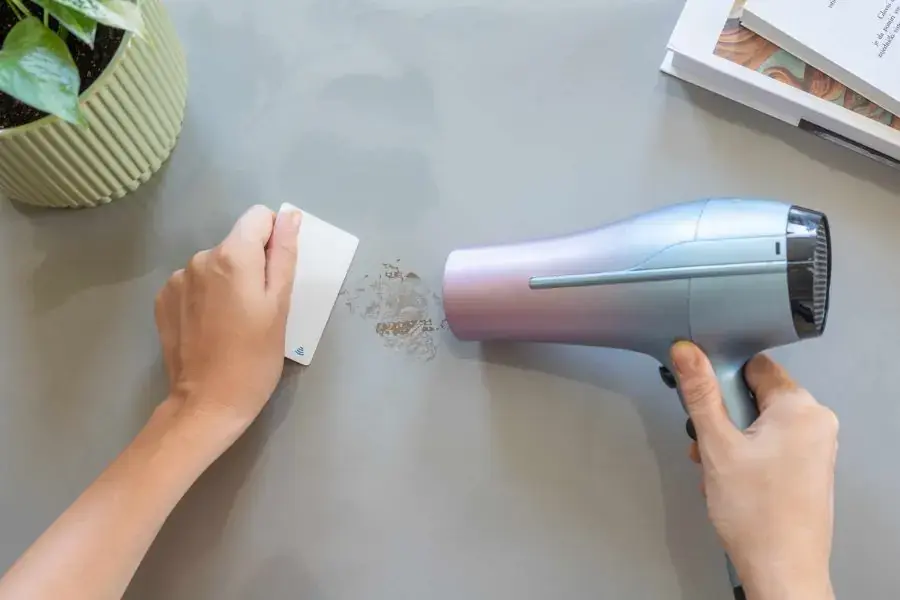 Tẩy băng dính trên gỗ bằng máy sấy tóc