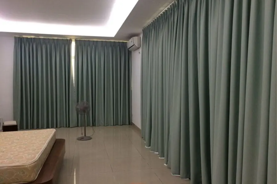 Đóng kín cửa và sử dụng rèm để tăng hiệu quả làm mát của điều hòa.