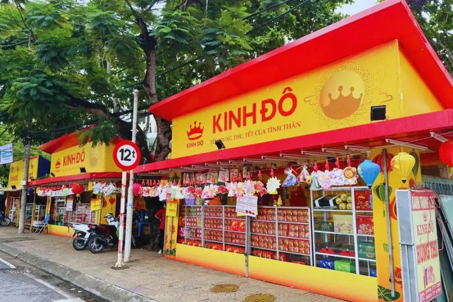 Những cửa hàng bánh Trung thu Kinh Đô đã quá đỗi quen thuộc với người tiêu dùng.