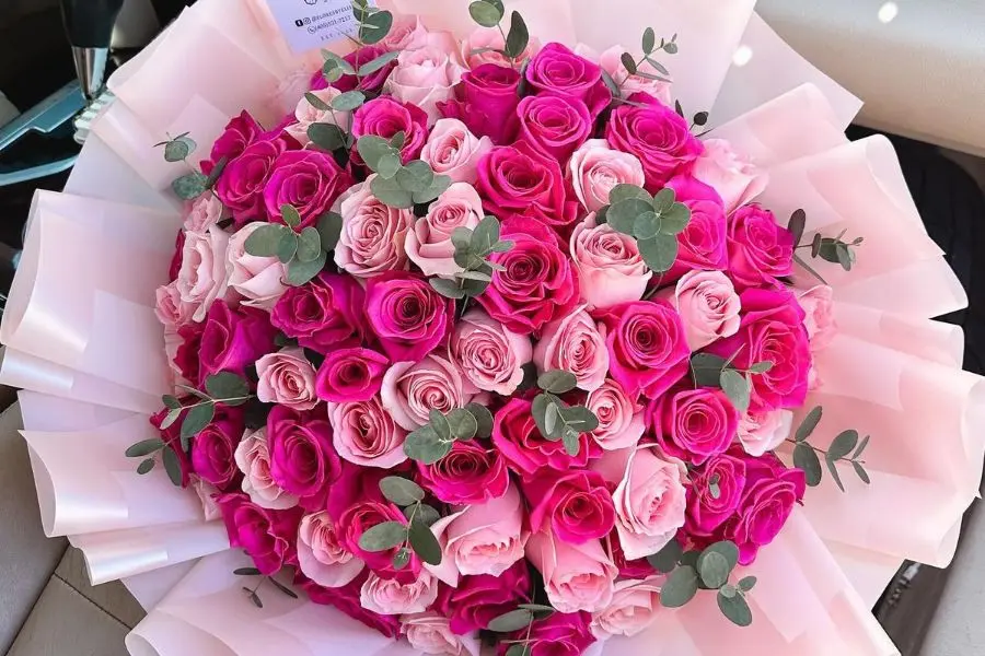 Mẫu hoa hồng phấn phối hoa hồng đậm thể hiện tình cảm dịu dàng và trân trọng