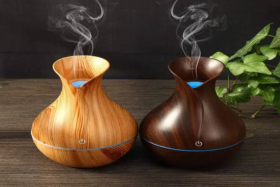 Sử dụng máy xông tinh dầu để làm sạch bụi bẩn trong không khí (nguồn: lazada.vn)