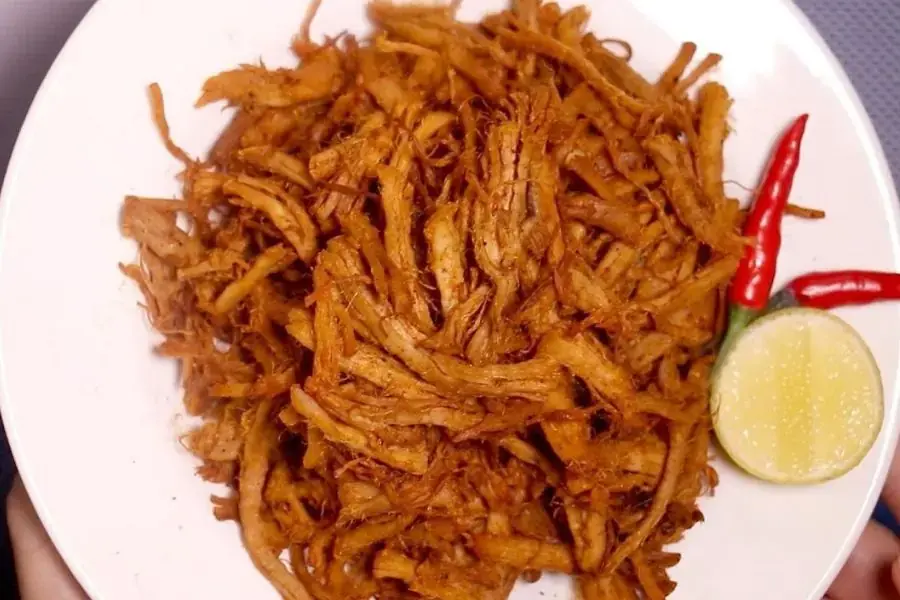 Cơm nát trộn với thịt lợn xé nhỏ giúp bé không bị ngán