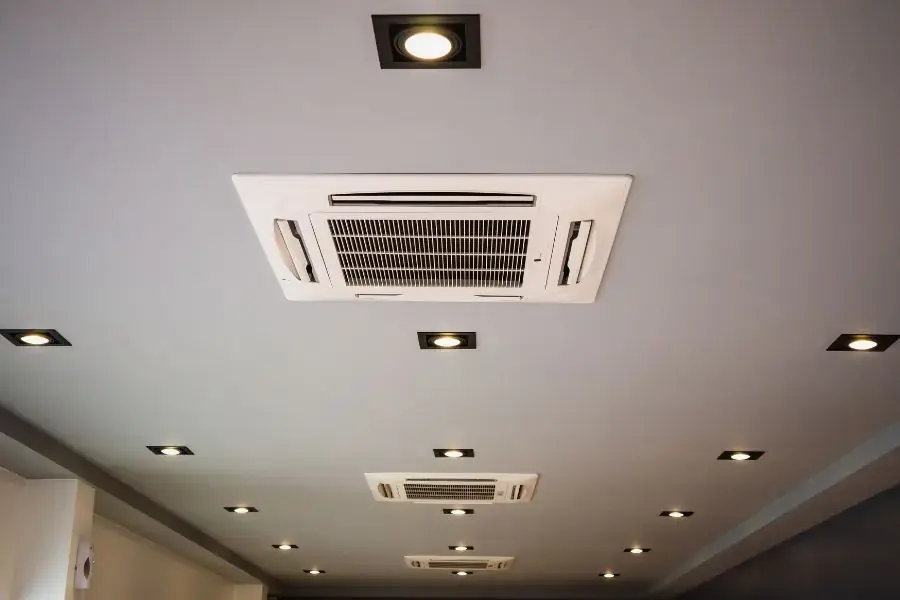 Dàn lạnh trung tâm sẽ phân phối khí lạnh qua dàn máy lạnh âm trần