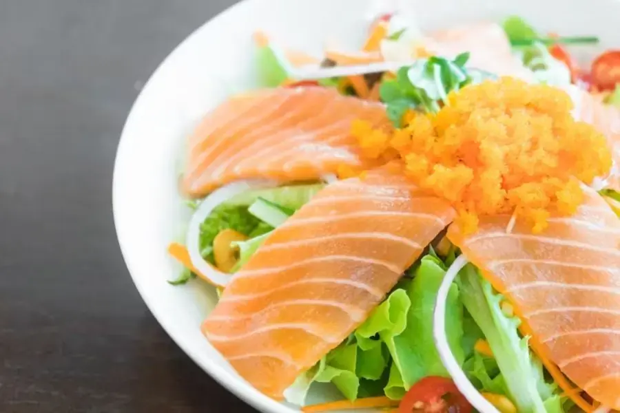 Salad cá hồi là món ngon khó cưỡng giúp bữa ăn không còn nhàm chán