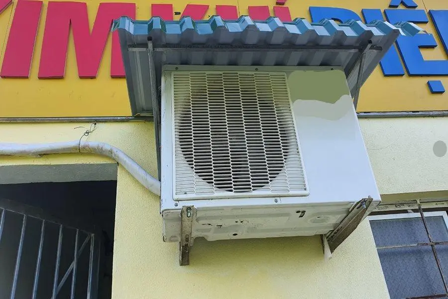 Vị trí lắp cục nóng phải ở nơi rộng rãi và nên có mái che