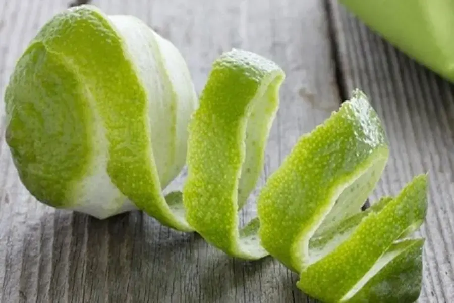 Dùng vỏ bưởi để đuổi muỗi (nguồn: laodongthudo.vn)