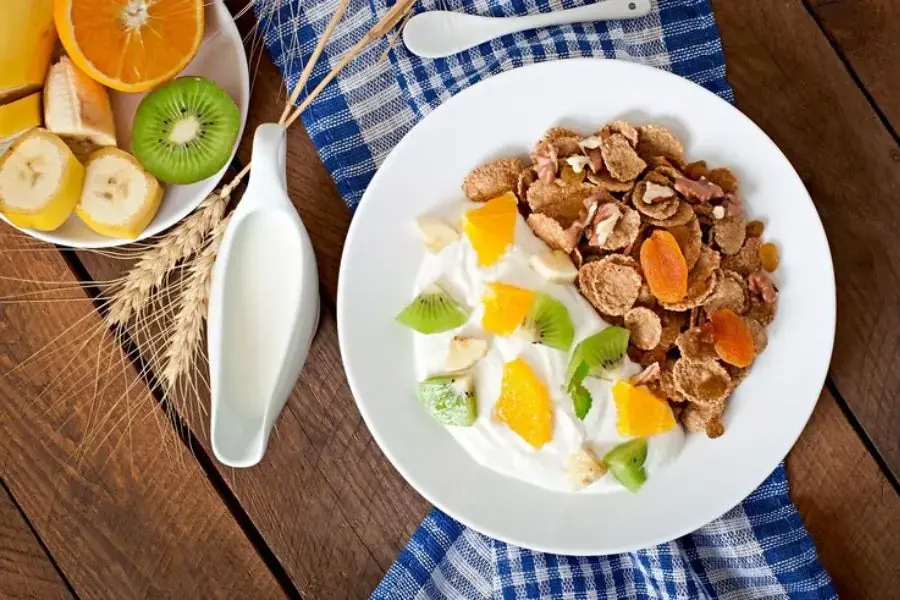 Sữa chua ăn kèm với trái cây và granola là bữa sáng đầy đủ dinh dưỡng 