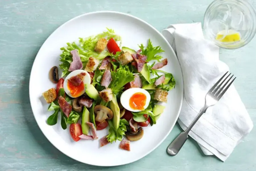 Món salad bơ trứng lòng đào béo ngậy, giàu vitamin