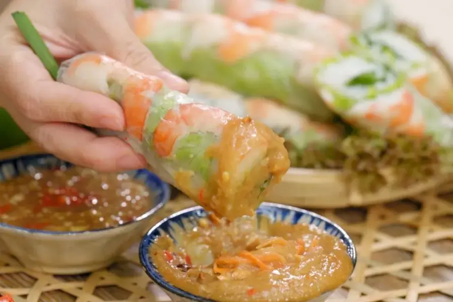 Thành phẩm gỏi cuốn và nước chấm